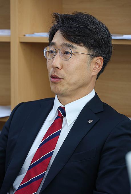 Professor Hyun Sik Jeon.